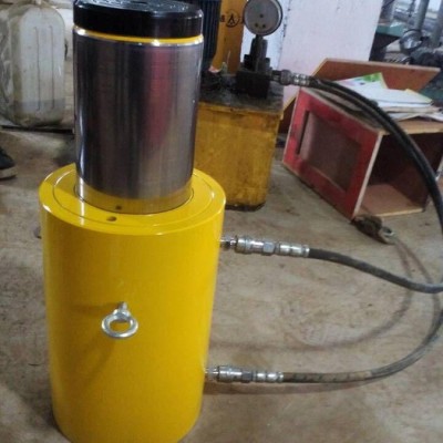 电动千斤顶（采用进口密封件）。各种型号千斤顶现货供应**价廉。欢迎来电来函。24小时服务热线：13775686946.图1
