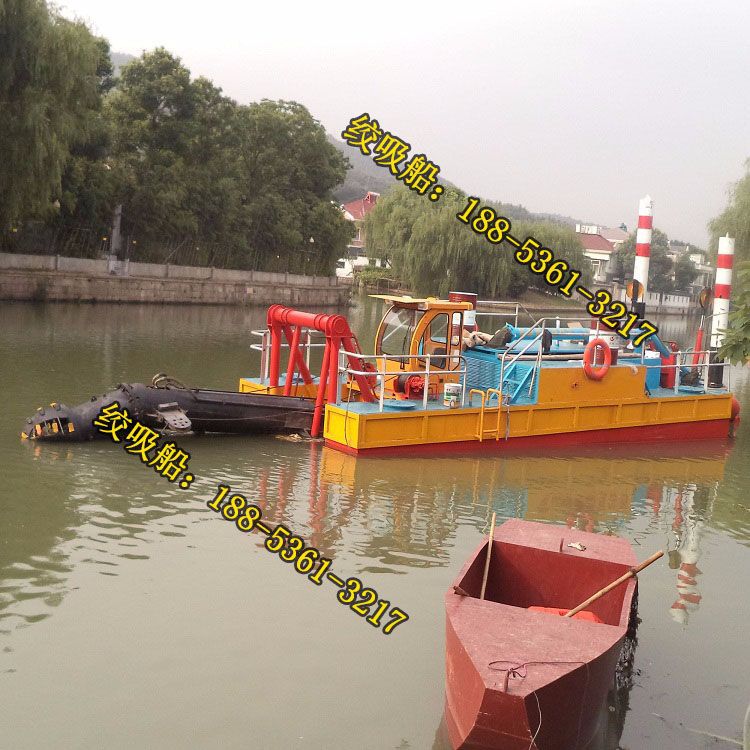 挖泥船在河道清淤.jpg