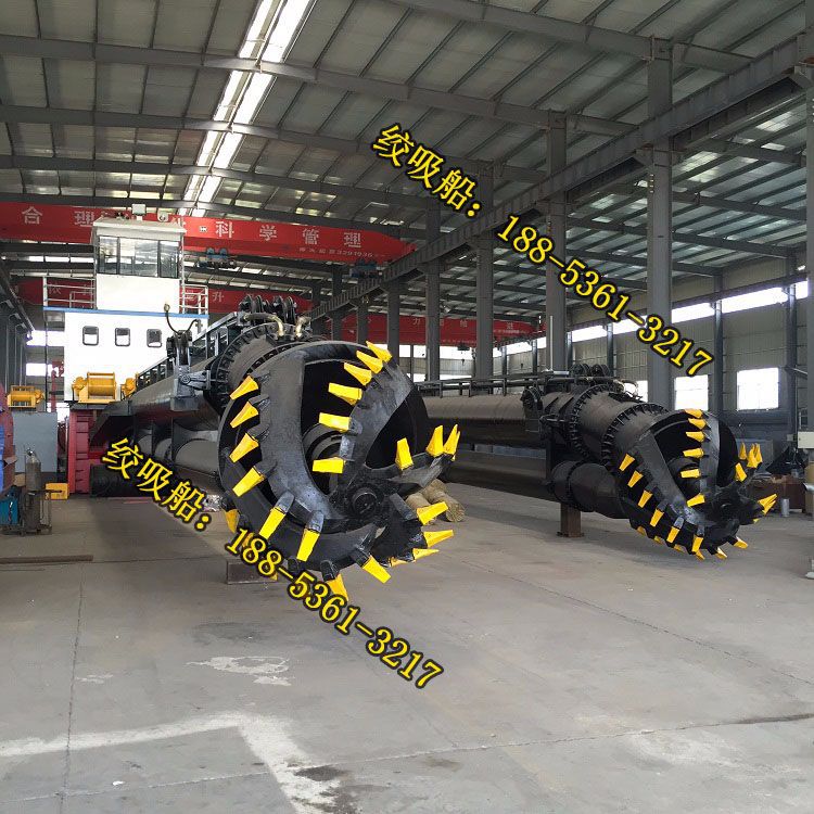 出口的大型绞吸式挖泥船.jpg
