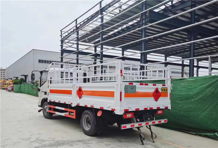 油漆涂料4米厢式车 桶装油漆涂料车配置