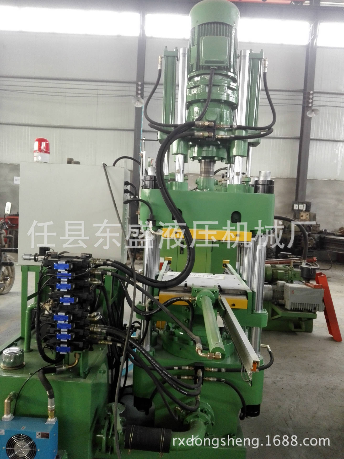 150T3RT螺旋注胶机后面